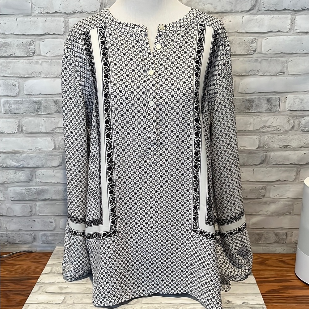 LOFT Black and White Patterned Blouse polyester tunic top size small long sleeve
